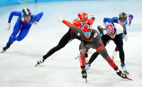 2022年2月16日，2022北京冬奥会短道速滑比赛进入最后一天，男子5000米接力和女子1500米的冠军先后产生。经过激烈角逐，加拿大队（中）获得男子5000米接力冠军，韩国队和意大利队分获亚军和季军，中国队位列第五。女子1500米方面，韩国名将崔敏静成功卫冕，意大利选手阿里安娜·方塔纳与荷兰选手苏珊娜·舒尔廷分获亚军和季军，中国选手韩雨桐位列第七。图/视觉中国