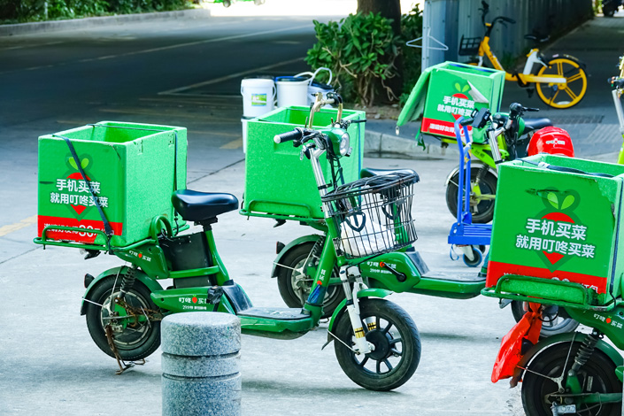 Delivery vehicles from online grocery service Dingdong Maicai parked alongside a road in Shenzhen in December 2020. Photo: VCG