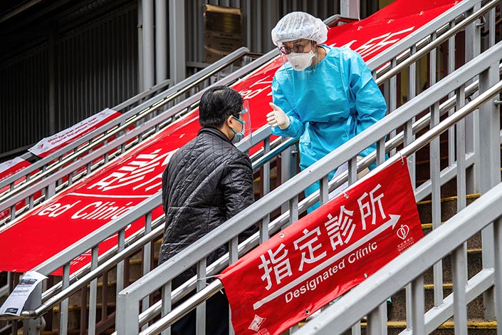 An epidemic prevention and control worker communicates with a citizen on Wednesday in Hong Kong, China. Photo: IC Photo