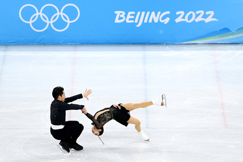 2022年2月4日，北京，2022北京冬奥会花样滑冰团体赛双人短节目比赛，隋文静/韩聪出战。在北京冬奥会花滑团体赛双人滑短节目的比赛中，隋文静/韩聪拿到82.83分，排名第一，为中国队拿到10个积分。他们将在北京冬奥会上冲击双人滑单项金牌，二人曾获得2018年平昌冬奥会银牌、世锦赛2金3银以及多枚花滑大奖赛奖牌。图/视觉中国