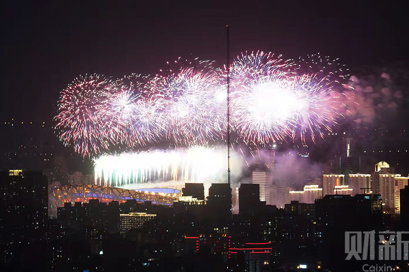 2022年2月20日，北京第二十四届冬季奥林匹克运动会闭幕，“鸟巢”上空绽放焰火。