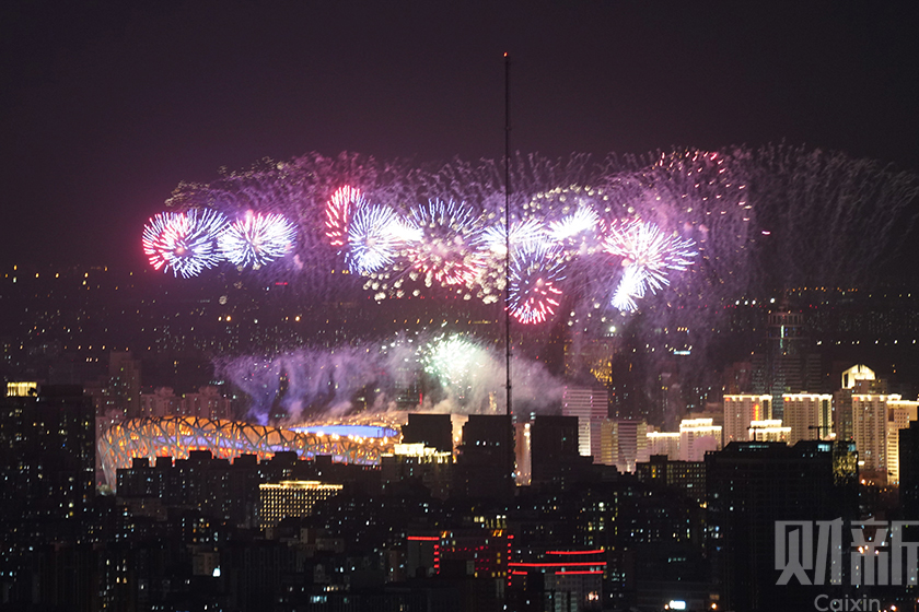 2022年2月20日，北京第二十四届冬季奥林匹克运动会闭幕，“鸟巢”上空绽放焰火。