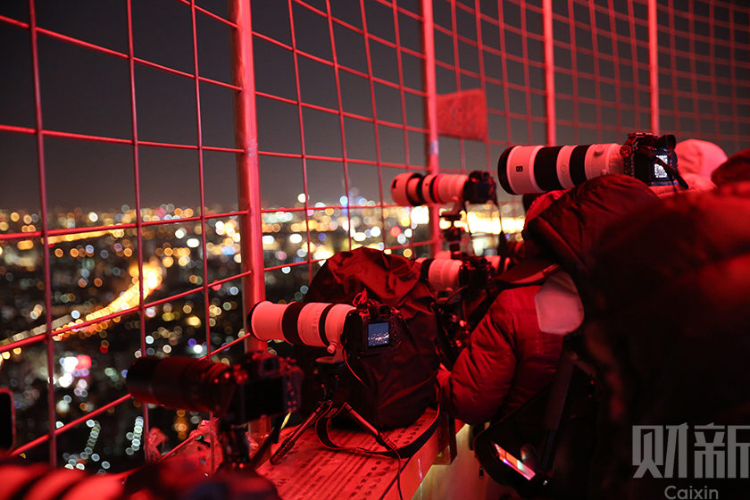 2022年2月20日，北京中央电视塔，拍摄闭幕式焰火的市民。