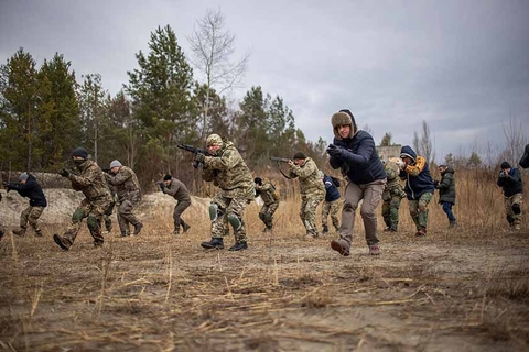 当地时间2022年2月19日，乌克兰首都基辅，乌克兰国防军士兵在郊外进行射击训练。图/人民视觉