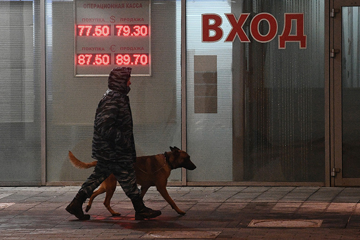 A digital board displaying exchange rates on March 19, 2020, in Moscow, Russia. Photo: VCG