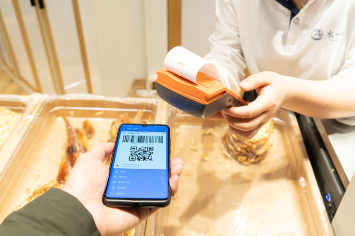 A customer shows his Alipay QR code to a cashier in Dalian, Northeast China’s Liaoning province, in April 2021. Photo: VCG