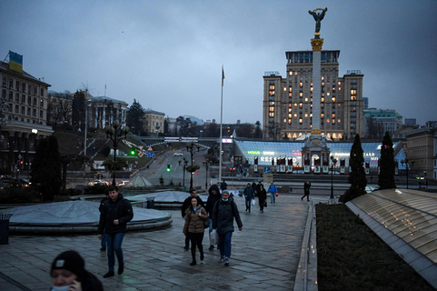 当地时间2022年2月24日，乌克兰首都基辅，民众在独立纪念碑附近。历史上乌克兰是基辅罗斯的核心地域，约从14世纪起，乌克兰人开始脱离古罗斯，逐渐形成具有独特语言、文化的单一民族。1917年，东乌克兰地区建立苏维埃政权，成立乌克兰苏维埃社会主义共和国。1991年12月25日，苏联解体，乌克兰成为独立国家。图/视觉中国
