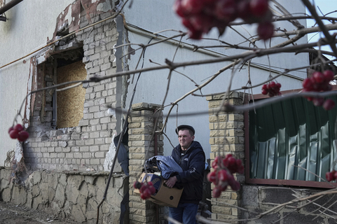 当地时间2022年2月23日，乌克兰东部地区，一名男子从被炮弹毁坏的房子里拿出他的东西。莫斯科时间2022年2月24日清晨6时许，普京下令俄军进入乌克兰东部顿巴斯地区开展军事行动，乌克兰被战火烟云笼罩。图/视觉中国