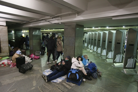 当地时间2022年2月25日，乌克兰基辅，民众在地铁站内避难。当日，乌克兰首都基辅市政部门发布公告称，基辅市6座地上地铁站已关闭。 另外，为确保人员逐步疏散并避免过度拥挤，目前一些车站虽保持运行但已限制人员进入。图/人民视觉
