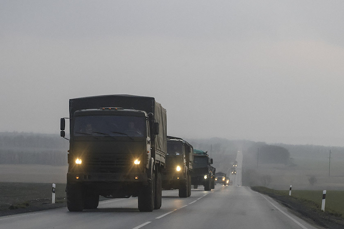 A convoy of Russian military vehicles moves toward the border in the Donbas region of eastern Ukraine on Wednesday from the Russian border city of Rostov. Photo: VCG