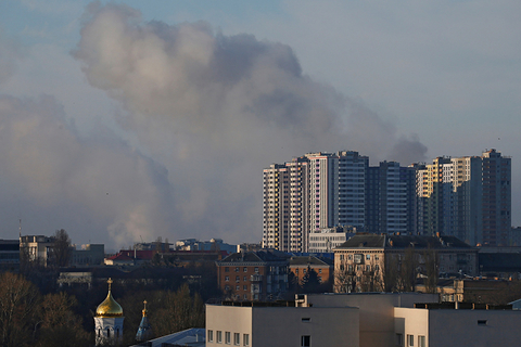 当地时间2022年2月26日，乌克兰基辅，当地发生炮击后浓烟滚滚。图/IC PHOTO