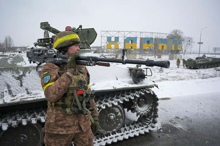 A Ukrainian soldier holds a heavy weapon next to an armored vehicle on Friday in Kharkiv, Ukraine. Photo: IC Photo