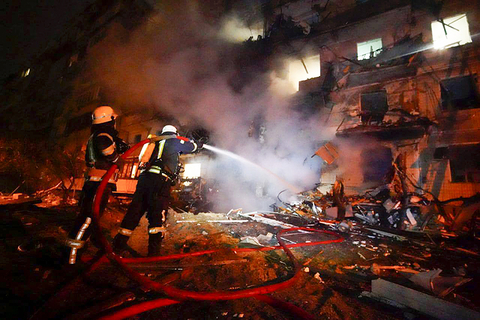 当地时间2022年2月25日，乌克兰基辅一栋住宅楼遭到炮击引发大火。目前大火已经被扑灭，20人成功获救，8人受伤，150人被疏散。图/人民视觉