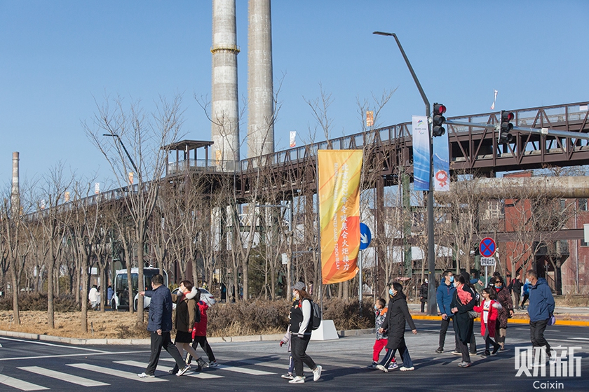 北京首钢园重新开放后的第一个双休日，市民游客来此参观游览。