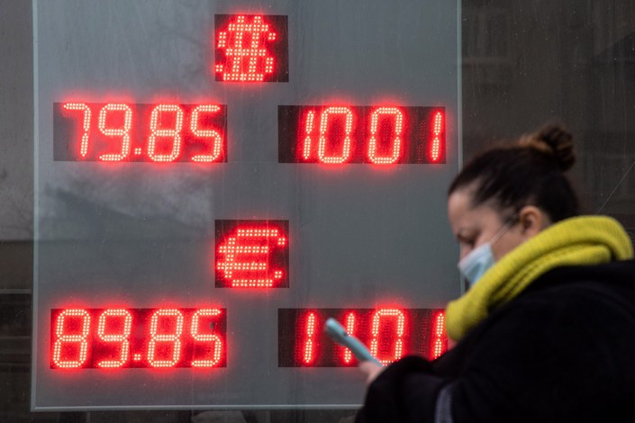 A digital sign displays currency exchange rates in the window of a Fora-bank JSC bank branch in Moscow, Russia, on Feb. 24. Photo: Bloomberg
