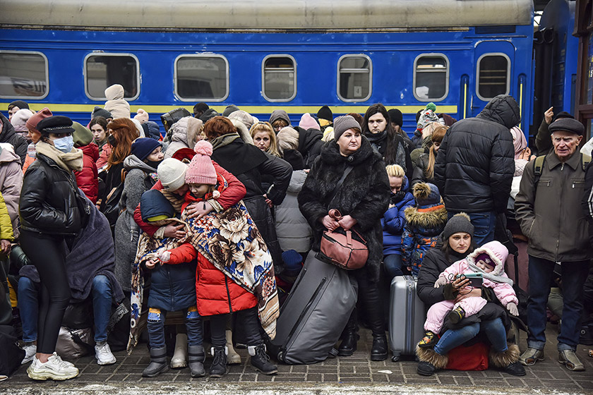 Refugees wait for trains to Poland Sunday at a railway station in Lviv, Ukraine. Photo: VCG