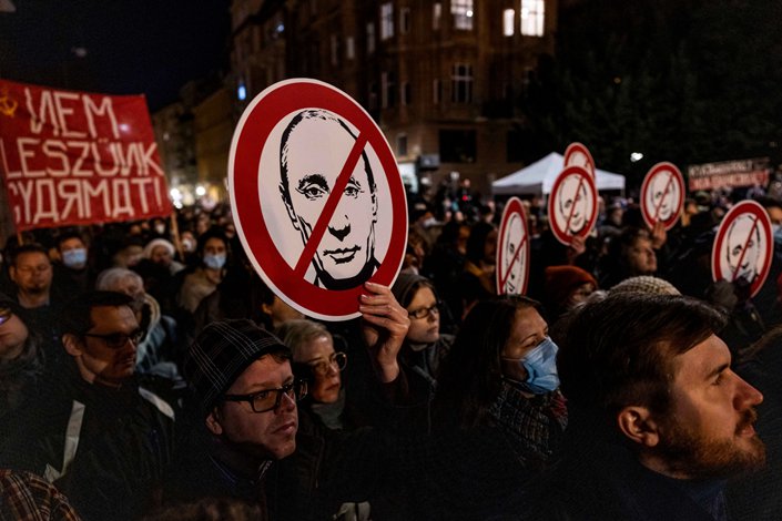 Protesters gather outside the Russian-owned international investment bank to demonstrate against Russian President Vladimir Putin and the Russian-owned bank on March 1, in Budapest, Hungary. Photo: Bloomberg