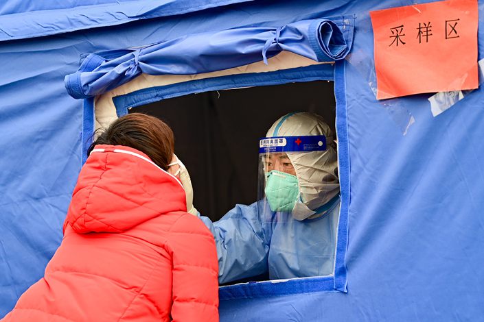 Medical staff take nucleic acid samples at a community testing site in Hohhot, Inner Mongolia, on Feb. 28. Photo: VCG