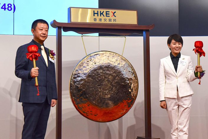 Haidilao is listed on the Hong Kong Stock Exchange on Sept. 26, 2018. Haidilao Chairman Zhang Yong (left) and Chief Operating Officer Yang Lijuan (right) ring the opening gong. Photo: VCG