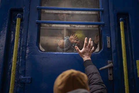 当地时间2022年3月3日，乌克兰首都基辅，民众登上开往利沃夫的火车。一男子在站台上与妻儿告别。图/人民视觉