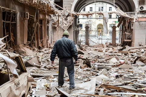 当地时间2022年3月3日，乌克兰第二大城市哈尔科夫遭炮击后，大量建筑受损，部分建筑仍在着火，街头狼藉一片。哈尔科夫市中心苏姆斯卡娅大街两侧多栋建筑物遭炮击损毁，道路上随处可见建筑碎片。图/视觉中国