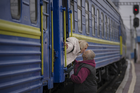 当地时间2022年3月3日，乌克兰首都基辅，民众登上前往利沃夫的火车，夫妇亲吻作别。2022年2月24日，乌克兰总统泽连斯基发布声明称，自2月24日起的90天内，乌克兰禁止18—60周岁所有男性公民离境。图/人民视觉