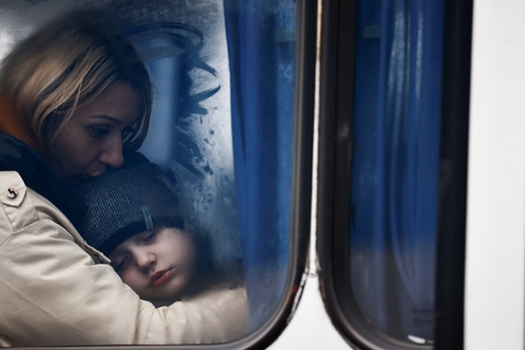 当地时间2022年3月5日，波兰科尔佐瓦，逃离乌克兰的难民抵达。一名女子和她的孩子在公交上。图/IC PHOTO