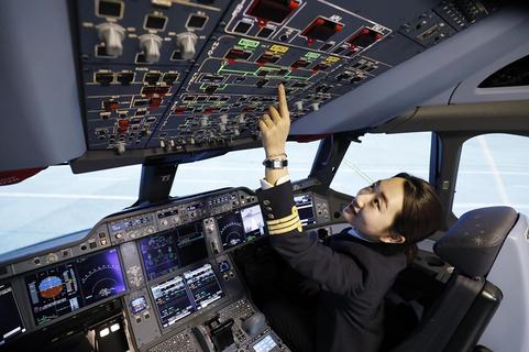 2019年3月5日，上海，一名女飞行员正在模拟机上进行训练。作为东航上海飞行部的一名女飞行员，她曾执飞空客A320和A330机型，而后执飞A350机型，是中国首批空客A350女飞行员之一。今天是三八国际妇女节，致敬各行各业的女性工作者，她们在各个领域里展现着自身的魅力，用“她”力量改变世界。图/中新社