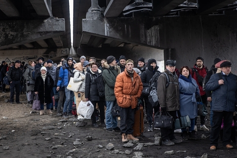 当地时间2022年3月7日，乌克兰基辅地区伊尔平，当地民众撤离行动持续。联合国难民署3月6日表示，10天来，乌克兰已经有150多万难民进入波兰、摩尔多瓦、斯洛伐克和匈牙利等欧洲国家。图/视觉中国
