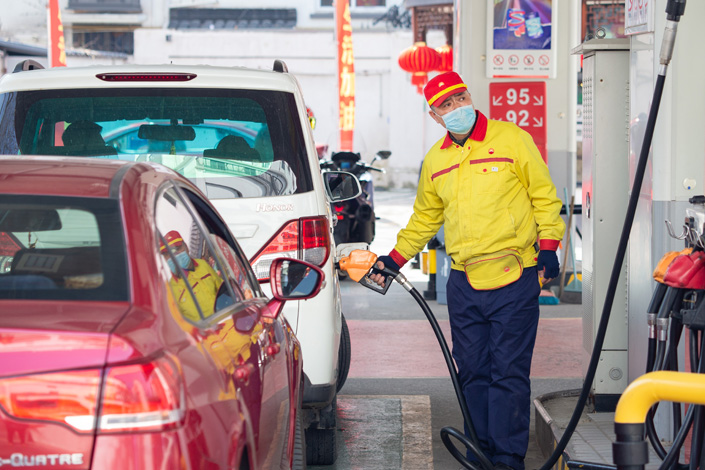A man refills a vehicle at a gas station in Nanjing, East China's Jiangsu province, on March 3. Photo: VCG