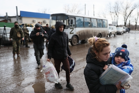 当地时间2022年3月8日，乌克兰副总理伊琳娜·韦列修克说，两条人道主义走廊当天开启，东北部城市苏梅和东南部港口城市马里乌波尔的平民可由此撤出。当地时间2022年3月8日，顿涅茨克地区，乌克兰民众离开马里乌波尔前往位于顿涅茨克地区Bezymennoye村的撤离者救济中心。图/人民视觉