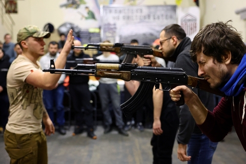 当地时间2022年3月9日，乌克兰总统泽连斯基签署法律，允许所有乌克兰人在战争状态期间使用武器。当地时间2022年3月6日，乌克兰利沃夫，民众参加武器训练。图/IC PHOTO