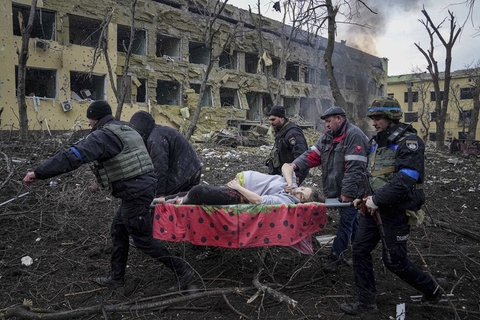 当地时间2022年3月9日，乌克兰马里乌波尔的一家妇产医院遭袭。3月9日，乌克兰总统泽连斯基称，当天俄军轰炸了被包围的马里乌波尔市的一家妇产医院。该医院在被轰炸之际仍在运作中。救援中心人员和志愿者将一名受伤的孕妇从医院抬出。 图：Evgeniy Maloletka/视觉中国 更多报道见：俄乌战事实况|俄轰炸乌一家妇产医院 “逐街占领马里乌波尔”（更新中)