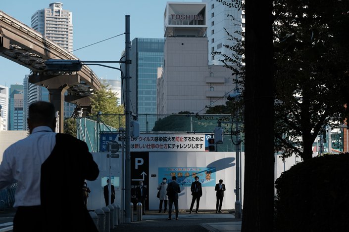 Morning commuters near the Toshiba Corp. headquarters in Tokyo, Japan, on Nov. 12, 2021. Photo: Bloomberg