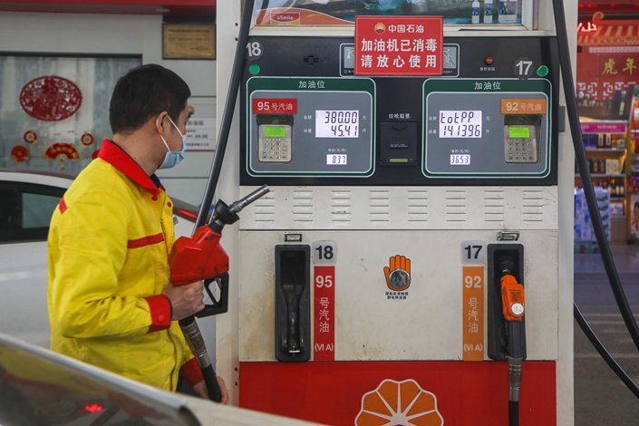 An employee on duty at a gas station in Nanchang,Jiangxi province, on March 3. Photo: VCG