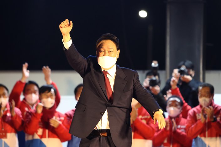 South Korean President-elect Yoon Suk-yeol of the main opposition People Power Party celebrates with supporters at the party's headquarters on March 10 in Seoul. Photo: VCG