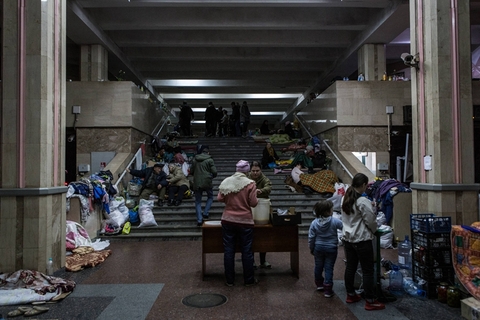 当地时间2022年3月10日，乌克兰哈尔科夫，俄乌冲突持续，民众在地铁站避难生活。联合国难民署3月10日表示，自俄乌战事爆发两周以来，已经有超过230万乌克兰人为逃离战火，进入邻国寻求庇护，另外还有190万乌克兰人则在乌克兰国内流离失所。图：Andrea Carrubba/IC PHOTO