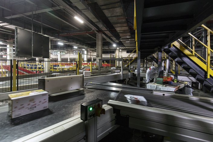 Packages move through conveyors at JD.com Inc.'s Asia No. 1 Shanghai Jading Logistics Park facility in Shanghai. Photo: Bloomberg