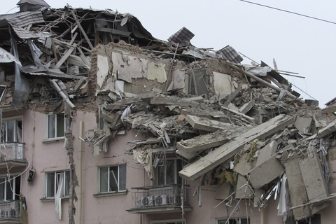 当地时间2022年3月12日，乌克兰切尔尼戈夫，建筑遭炮击，受损严重。在基辅以北约150公里的切尔尼戈夫，靠近俄乌边境，是俄军自战事爆发以来久攻不下的重点城市之一。3月11日，乌克兰切尔尼戈夫州的国家管理局局长维亚切斯拉夫‧乔斯称，俄军正在对当地持续续进行空袭和导弹袭击。切尔尼戈夫市现在没有电，连带导致煤气、水、热力的供应和移动通信信号中断。图：SERGIY STARODAVNIY/IC PHOTO