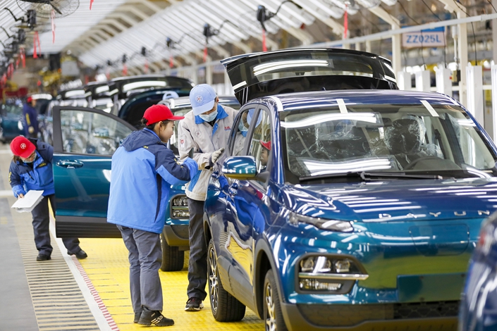 Staff work at a new-energy vehicle factory in Yuncheng, North China's Shanxi province, on Dec. 14, 2021. Photo: VCG