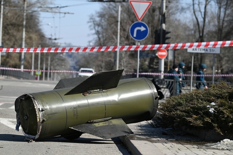 当地时间3月14日，一枚“圆点—U”导弹在乌东部亲俄武装治理下的顿涅茨克政府大楼附近被拦截，造成部分建筑受损并起火。俄方称，乌克兰方面射击的这枚导弹被顿涅茨克防空系统拦截；但导弹发动机和携带的部分集束式弹药坠落到市中心，仍造成了破坏。顿涅茨克地方防御指挥部表示，这枚“圆点-U”导弹的碎片至少造成20人死亡，9人受伤。图：Maksim Blinov/视觉中国   　　