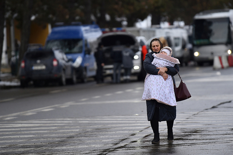 当地时间2022年3月10日，罗马尼亚锡雷特，一名妇女带着孩子逃离乌克兰，抵达过境点。根据联合国估计，虽然乌克兰中部和东部的许多居民已迁往西部地区，但仍有超过250万乌克兰人逃离出国。大多数逃离乌克兰的人是妇女和儿童。乌克兰在2月24日实施戒严令后，乌克兰18至60岁的男性被禁止离开。图：Clodagh Kilcoyne/IC PHOTO