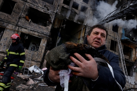 当地时间2022年3月14日，乌克兰基辅，奥博隆区遭遇炮弹袭击后，一名男子和他的猫从家中获救。联合国难民事务高级专员格兰迪表示，自俄罗斯对乌克兰采取特别军事行动以来，乌克兰已有500多万居民流离失所，这一比例达到乌克兰人口的10%-15%的。在所有流离失所者中，已有超过一半的人出境离开乌克兰。他还评估，乌克兰4000多万人口中，有三分之一因缺乏人道主义物资陷入困境，包括缺乏必需品、食品、药品和御寒毯等。图：Thomas Peter/IC PHOTO