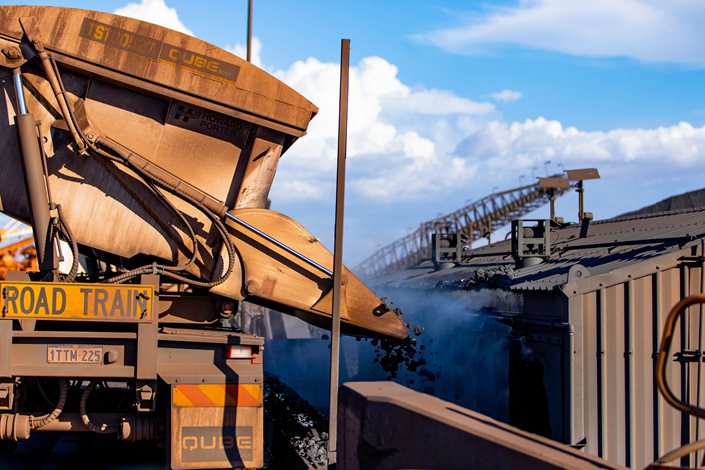 A road train offloads manganese ore to a conveyor at the port in Port Hedland, Australia, on March 18, 2019. Photo: Bloomberg