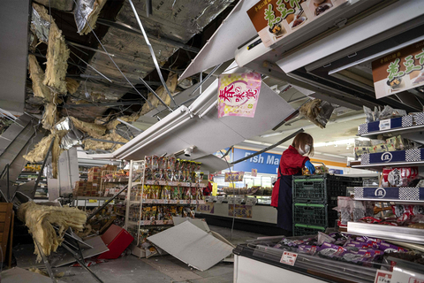 当地时间2022年3月17日，日本宫城，地震过后超市内一片狼藉。据新华社消息，日本福岛县附近海域当地时间16日23时36分（北京时间22时36分）发生7.4级强烈地震，震源深度为57公里。图：Charly Triballeau/视觉中国