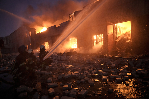 当地时间2022年3月17日，乌克兰首都基辅，当地一栋民宅遭遇炮击后燃起熊熊烈火，消防员正在灭火。乌克兰内政部部长丹尼斯·莫纳斯蒂尔斯基当地时间17日表示，截至目前，乌克兰全境各州均发生过交火。图：Vadim Ghirda/人民视觉