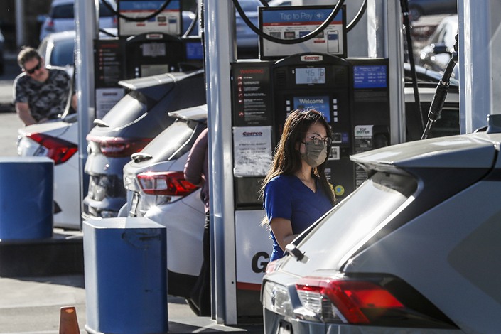 As gas prices stay high, people line up for discounted prices at Costco in Azusa, California, on March 22.  Photo:  VCG