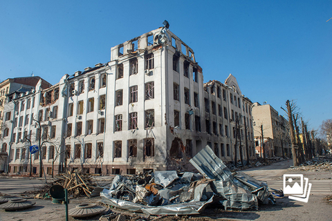 当地时间2022年3月24日，乌克兰哈尔科夫，哈尔科夫国立大学经济学院大楼被一枚俄罗斯导弹摧毁。当地时间24日，乌克兰哈尔科夫州军事管理局局长奥列格·西涅古波夫发布信息表示，哈尔科夫市中心于前一天晚间遭到从俄黑海舰队发射的巡航导弹的袭击。目前俄方暂无回应。图：Stringer/IC PHOTO