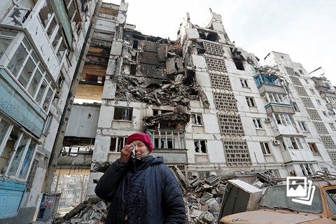 当地时间2022年3月27日，乌克兰马里乌波尔，70 岁的当地居民瓦伦蒂娜·德穆拉 (Valentina Demura)居住的房屋在炮击中被损毁。之后，瓦伦蒂娜住在邻居家里，并和他们一起在地下室避难。顿涅茨克亲俄武装力量发言人巴苏林当地时间3月28日表示，顿涅茨克武装力量已完全控制乌克兰南部城市马里乌波尔郊区，市中心的战斗仍在继续。图：Alexander Ermochenko/IC PHOTO