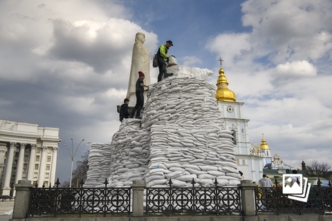 当地时间2022年3月29日，乌克兰基辅，热心民众和志愿者用大量沙袋将当地重要历史建筑和雕塑围堵起来，以防这些文物在持续的冲突中被毁坏。图：Maxym Marusenko/人民视觉